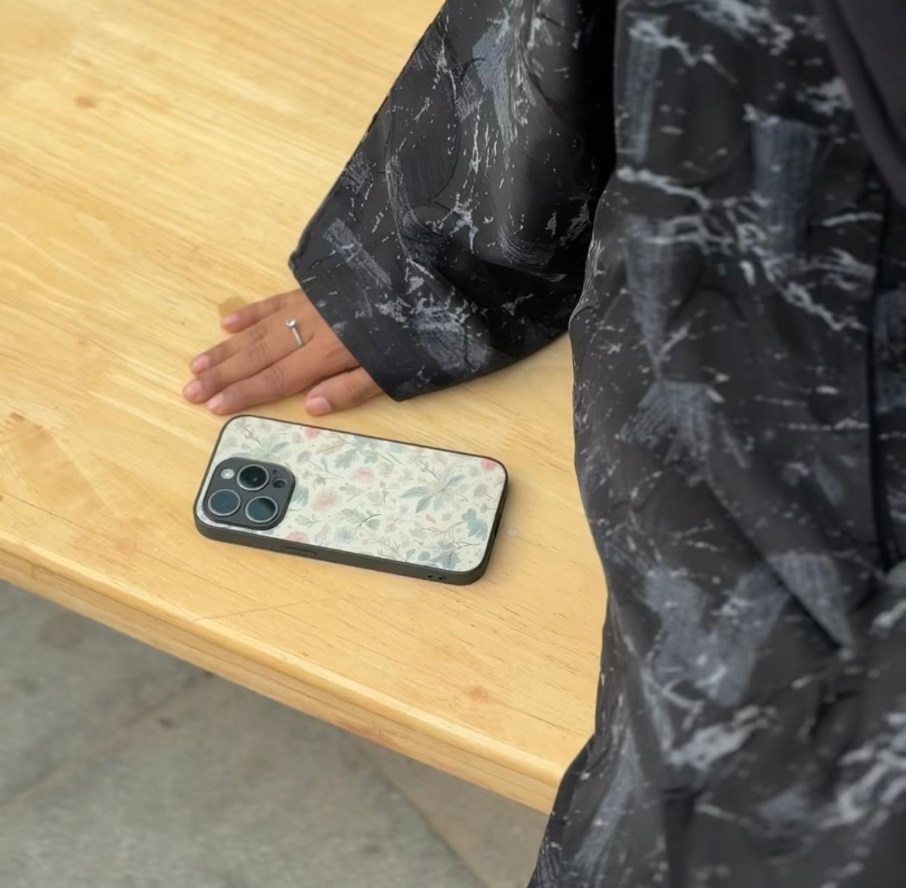 Minimal Soft Floral Beige PremiumCase